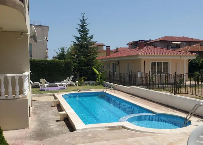 уютно и просторно студио Апартамент Равда